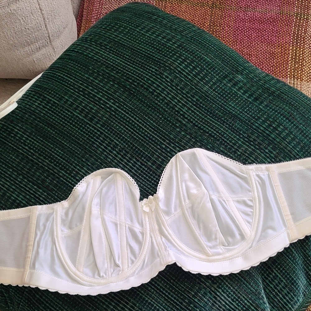Plus size underwire strapless bra. In wonderful condition